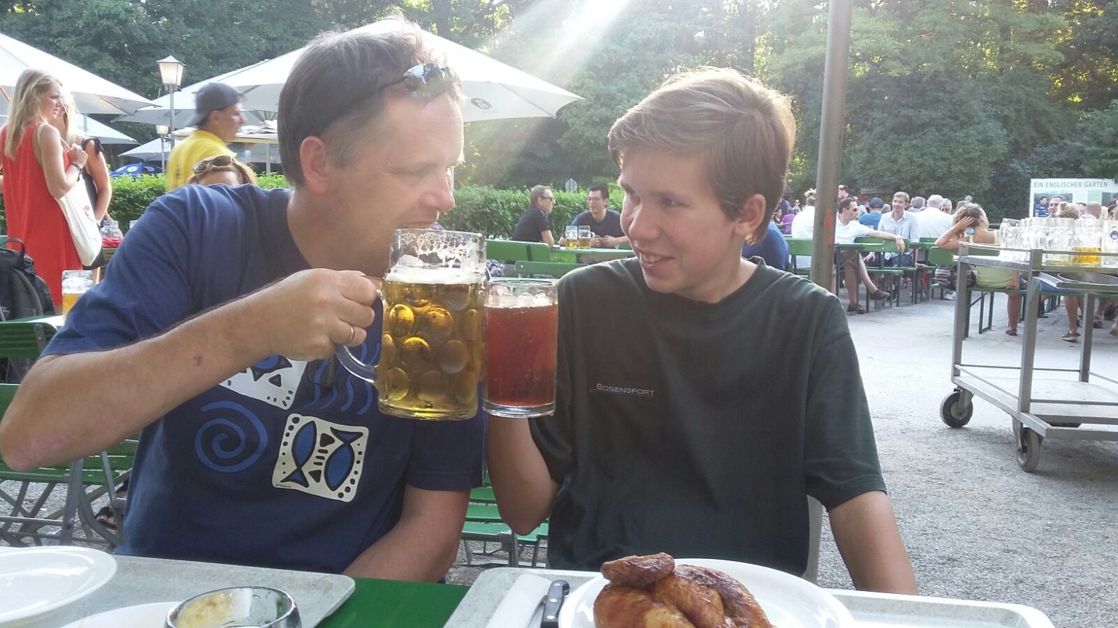 den Abschluss dieser DM feiern Paul und Frank im Biergarten