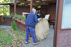 Günther beim Einlagern der Scheiben im Unterstand