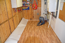 der neue PVC-Boden wird eingepasst