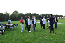 Teams hatten sich gebildet; Otto erklärt die Spielregeln 