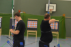 ... Recurve-Schützen schießen auf 3er Spots